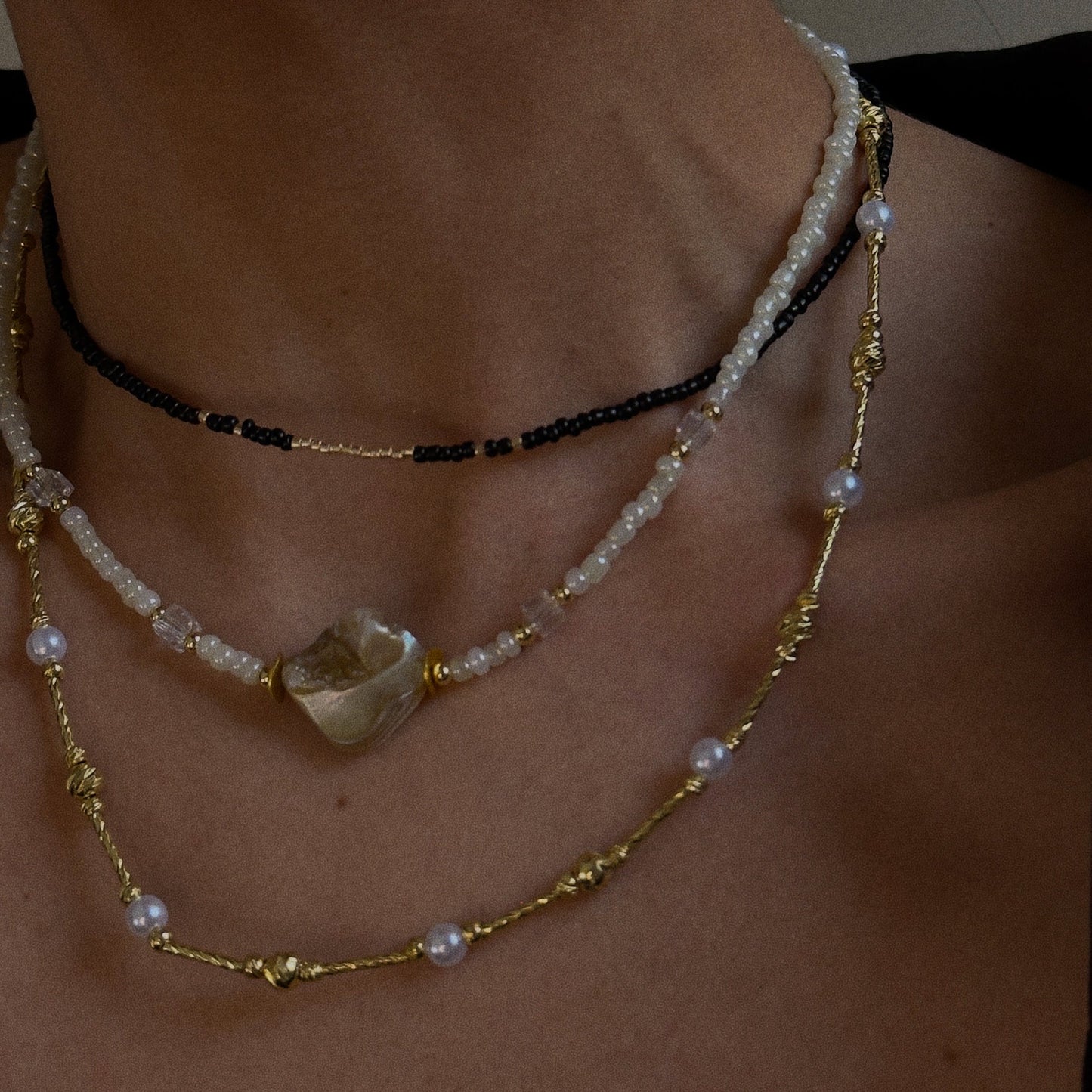 Collar de perlas con dorado