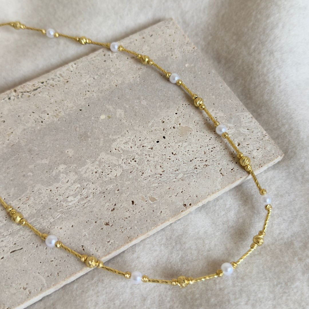 Collar de perlas con dorado