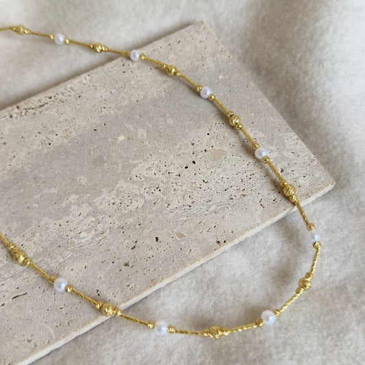 Collar de perlas con dorado